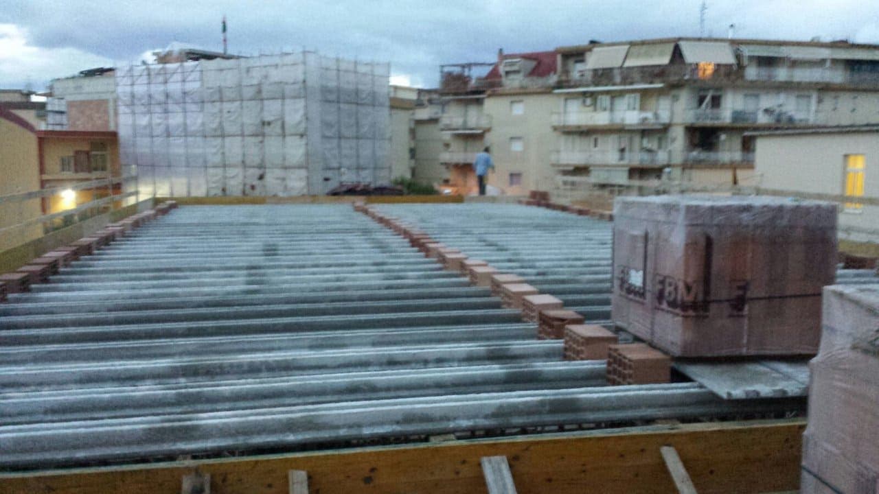 Abbattimento e ricostruzione di un solaio del tetto del refettorio scolastico della scuola Antonio De Curtis